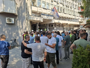Инциденти у Новом Пазару – полиција спречила блокаду зграде суда