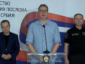 Председник Вучић: Неким чудом смо успели да сачувамо мир, 64 повређена грађана у просторијама СНС у Новом Саду, 16 полицајаца