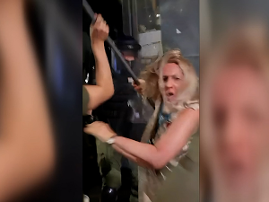 МУП: Фотографија на којој је представљено да полицајац удара жену злоупотребљена