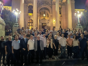 Министри испред Скупштине:  Дајемо подршку људима који желе да уче и да нормално живе