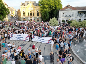 Окупљање грађана који се противе блокадама у више градова Србије