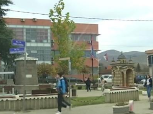 Билборд "Видовдан 2026" постављен на прилазу Грачаници