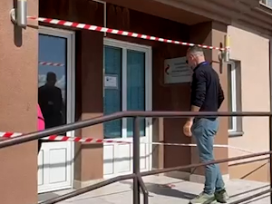 Настављају се упади у српске институције на северу КиМ — у Косовској Митровици скинута српска застава са зграде ПИО фонда