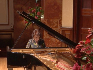 Жене у музици – Имоџен Купер (YouTube / Print Screen) Жене у музици – Имоџен Купер