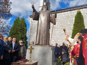 У Колашину откривен споменик митрополиту Амфилохију (РТЦГ) У Колашину откривен споменик митрополиту Амфилохију
