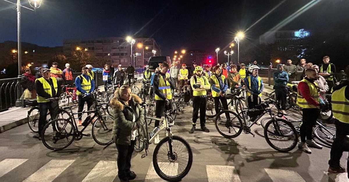 Пешке и бициклима из више градова ка Новом Саду, протести у Крагујевцу, Нишу, Ужицу, Шапцу (РТС / Дарко Чојић) Пешке и бициклима из више градова ка Новом Саду, протести у Крагујевцу, Нишу, Ужицу, Шапцу