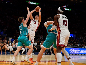 Десет Јовићевих поена са клупе у рутинској победи Мајамија (Tanjug/AP Photo / Michael Laughlin) Десет Јовићевих поена са клупе у рутинској победи Мајамија