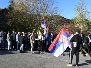 Срби са KиМ наставили пут ка Новом Саду, придружили им се мештани Рашке и Kраљева
