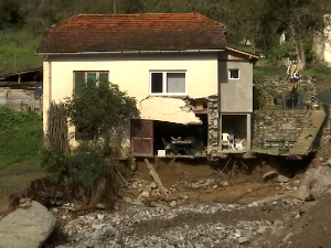 Годину дана после поплава у Јабланици и Коњицу – с једне стрaне река, с друге поток а излаз блокиран Годину дана после поплава у Јабланици и Коњицу – с једне стрaне река, с друге поток а излаз блокиран