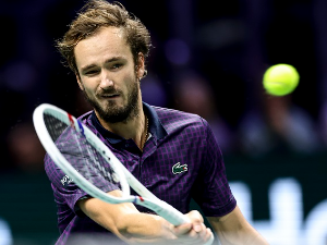 Медведев после преокрета савладао Сонега за четвртфинале мастерса у Паризу 