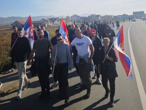 Срби са КиМ који пешаче ка Новом Саду наставила пут ка Прељини (Tanjug)  Срби са КиМ који пешаче ка Новом Саду наставила пут ка Прељини