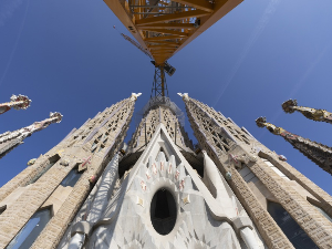 Саграда Фамилија постала највиша црква на свету – торањ Исуса Христа уздиже се на висини од скоро 163 метра (EPA/Marta Perez) Саграда Фамилија постала највиша црква на свету – торањ Исуса Христа уздиже се на висини од скоро 163 метра