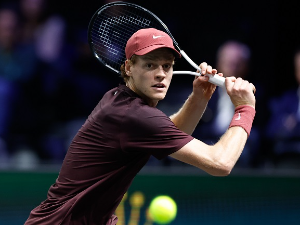 Синер у полуфиналу Париза, Шелтон без шанси (EPA / /Mohammed Badra) Синер у полуфиналу Париза, Шелтон без шанси