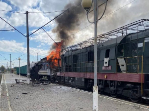 Кијев: Русија погодила путнички воз у Сумској области; Москва: Уништено складиште муниције код Краматорска