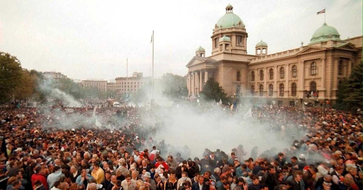 Пети октобар, четврт века касније – о победницима и губитницима
