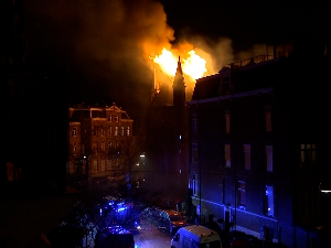 Холандија: Насиље без преседана у новогодишњој ноћи – две особе страдале, црква у Амстердаму тешко оштећена у пожару