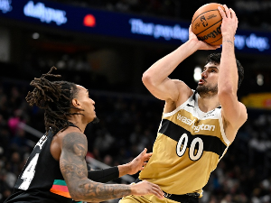 Финикс рутински против Вашингтона, скроман учинак Вукчевића