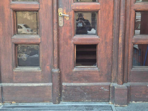 Поломљено стакло на улазним вратима и прозору Патријаршије СПЦ у Београду