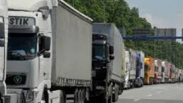 Камиони заглављени на границама, привреда трпи