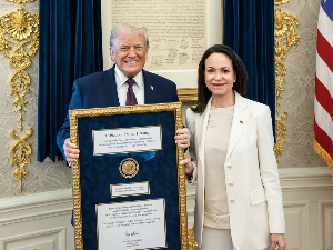 Трамп прихватио Нобелову награду за мир коју му је уручила Мачадо