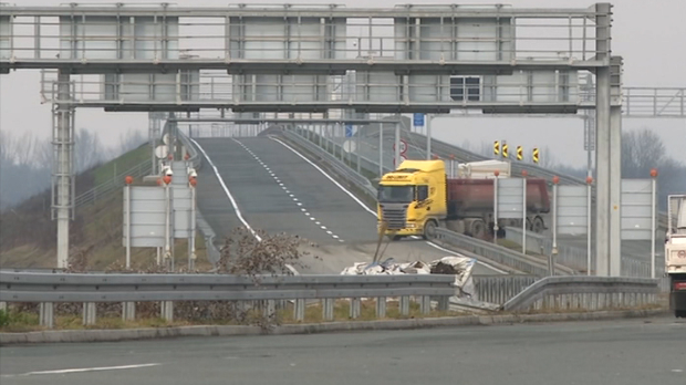 Гранични прелаз Градишка затворен упркос завршеним радовима, путници и превозници на губитку 