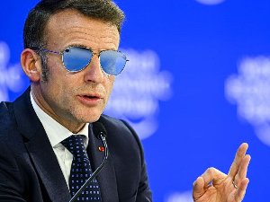 „Топ ган“ Макрон – зашто је француски председник у Давосу носио наочаре за сунце