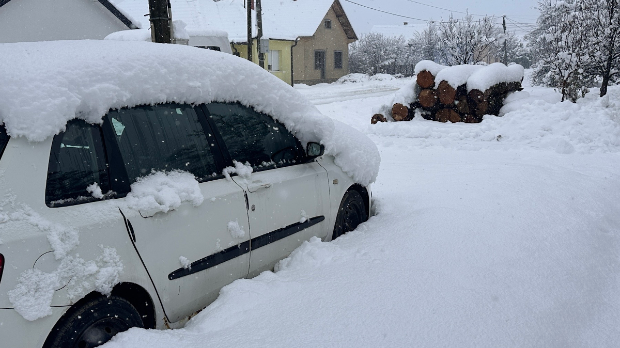 Снег прави проблеме у саобраћају, пријављени прекиди у снабдевању струјом, МУП упозорава на ледену кишу, препорука грађанима да остану код куће