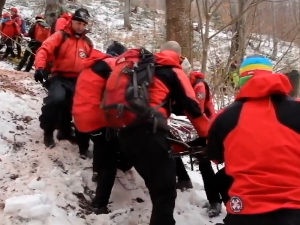 Како бити безбедан у зимским условима – савети стручњака за возаче и пешаке