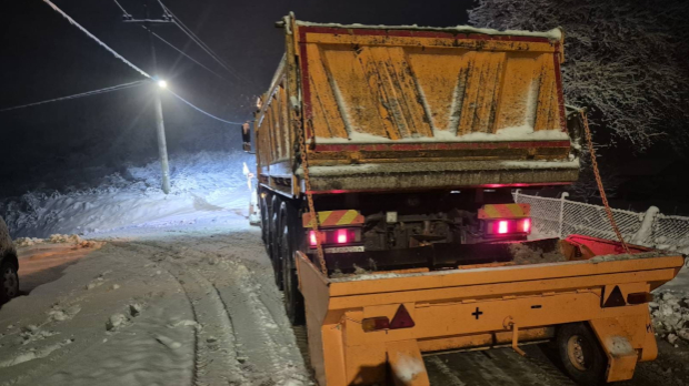 Србија под снегом – екипе отклањају кварове на електромрежи, на путевима саобраћај успорен 