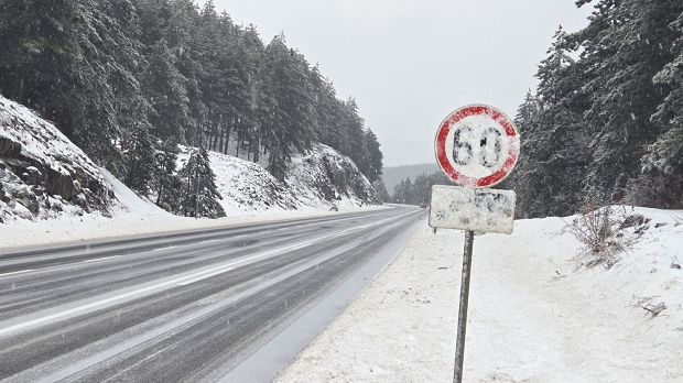 Ледено јутро у Србији трећег дана Божића, поједина села шест дана без струје