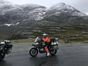 Преко пола света на два точка