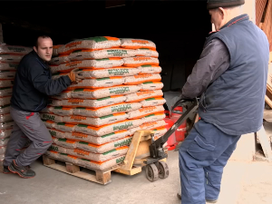 Пирот: Стигле прве количине пелета, огормна гужва на стовариштима