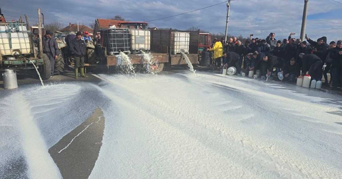 Млекари и пољопривредници блокирали државни пут Крагујевац-Краљево и Ибарску магистралу код Мрчајеваца