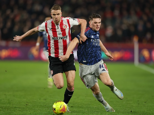 Брентфорд украо два бода Арсеналу, трка за титулу се захуктава