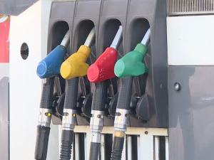 Бензин и дизел поскупели за по три динара по литру