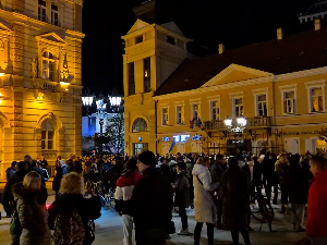 Протест код СНП-а у Новом Саду, полиција раздвајала демонстранте и присталице СНС-а