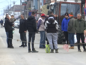 Пољопривредници и данас блокирају путеве на више локација