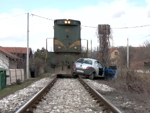 Воз ударио у аутомобил на пружном прелазу у Пожаревцу, две особе повређене