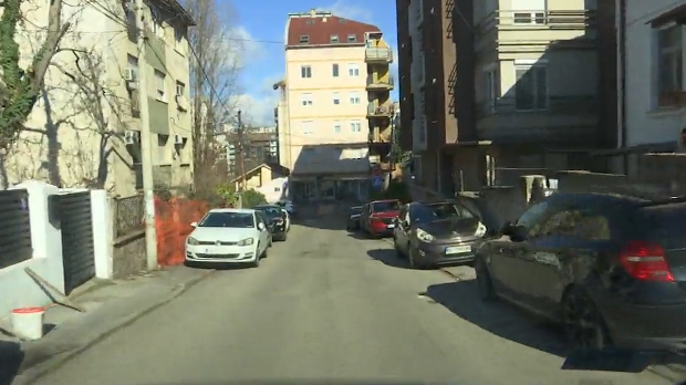  Коловоз, тротоар или зелена површина -  возачи не бирају где паркирају, ватрогасци нек се снађу