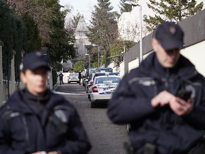 Бомба бачена на кућу Здравка Чолића