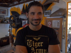 Ево стојим ту 