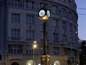 Сат на Тргу републике поново ради, квар изазвао млаз воде под притиском