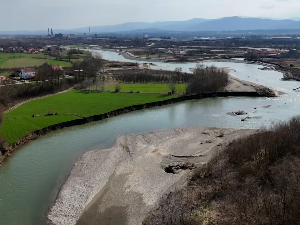 Западна Морава однела њиве код Краљева - хектари ораница завршили у кориту реке