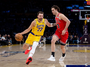 Дончић бројао до 51 против Чикага, Лејкерси подижу форму