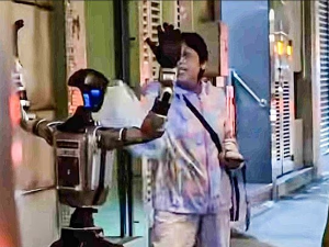 У Кини хапсе роботе – старици позлило од страха док је пратио