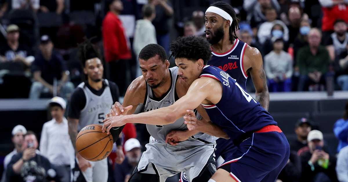 Спарси после девет година стигли до 50. победе у сезони, Богдановић "закуцан" за клупу Клиперса