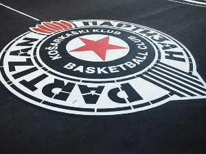 Играчи Партизана и Дубаија још увек "заробљени", утакмица ће бити одложена