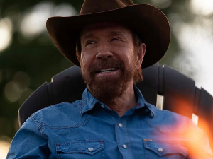 Познати се опраштају од легендарног Чака Нориса