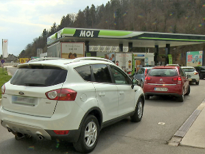 Несташица горива на пумпама у Словенији, Влада разматра ограничења за странце