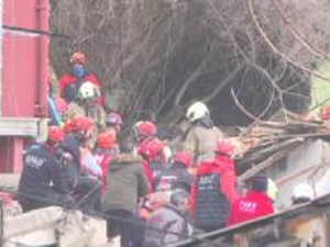 Срушиле се две зграде у Истанбулу, пет особа извучено из рушевина